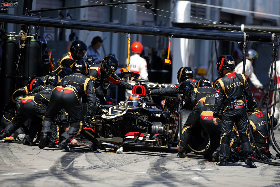Bei einem Reifenwechsel wie diesem bei Lotus, versäumt es die Red-Bull-Mechaniker bei Webber das Hinterrad ordnungsgemäß zu befestigen. Als der Australier trotzdem losfährt, schießt der Pirelli-Pneu ungebremst durch die Boxengasse und trifft dabei einen Kameramann.