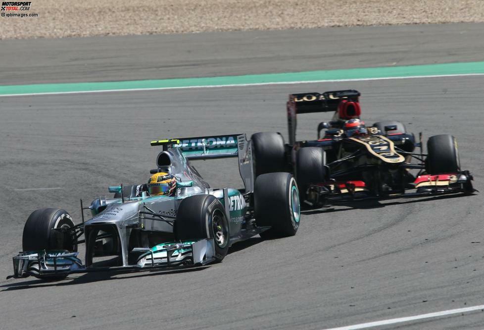 Derweil auf der Strecke: Polesetter Hamilton kämpft um ein stabiles Rennen und Positionen, doch die Lotus-Piloten hat er nicht im Griff. 