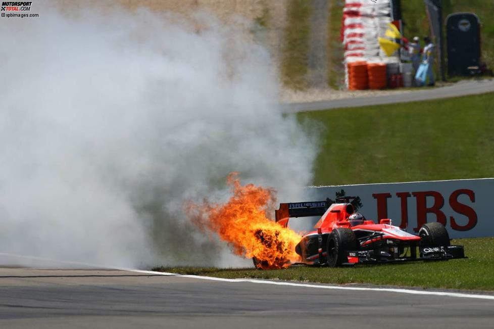 Und dann gibt es noch eine Schrecksekunde, die dann zur Slapstick-Einlage wird und im Nachhinein betrachtet doch wieder erschreckend ist. Der Marussia von Jules Bianchi scheidet mit Motorschaden aus, zieht dabei erst eine große Rockwolke hinter sich her, bis der Bolide Feuer fängt.