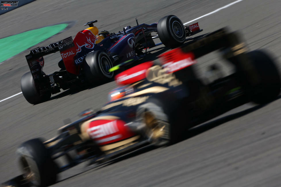 Nachdem wieder frei gefahren werden darf, heißt es an der Spitze Vettel gegen die Lotus. Zunächst ist ihm Grosjean auf den Fersen.