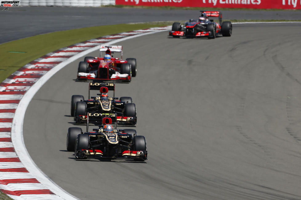 Nach seinem Boxenstopp gilt es dann, Räikkönen zu knacken. Als der selbst noch einmal rein muss, nimmt Vettel wieder die Verteidigerrolle ein, denn der Finne kommt auf frischen Reifen wieder dicht ran. Und das alles mit zwischenzeitlichen KERS-Problemen am Red Bull.