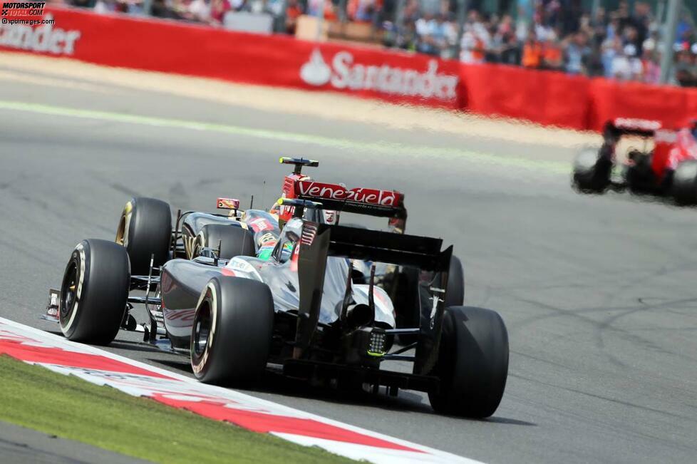 Die beiden liefern sich nach dem Neustart des Grand Prix von Großbritannien einen erbitterten Positionskampf...