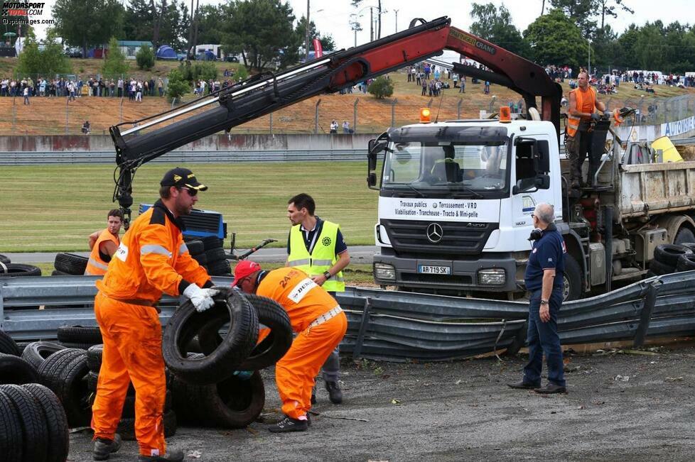 Die Helfer in Le Mans mussten an vielen Stellen immer wieder umfangreiche Reparaturen an den Leitplanken vornehmen.