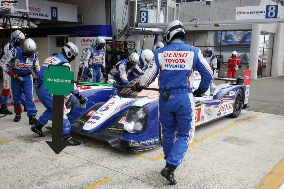 Der Toyota mit der Startnummer 8 (Davidson/Buemi/Sarrazin) kam sauberer durch das Rennen als das Schwesterauto: Platz zwei im Duell gegen drei Autos aus Ingolstadt.