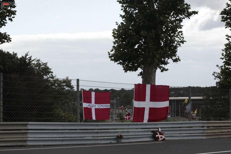 Nur neun Minuten nach dem Start war der Däne Allan Simonsen tödlich verunglückt. Ein tiefer Schock für die gesamte Le-Mans-Szene.