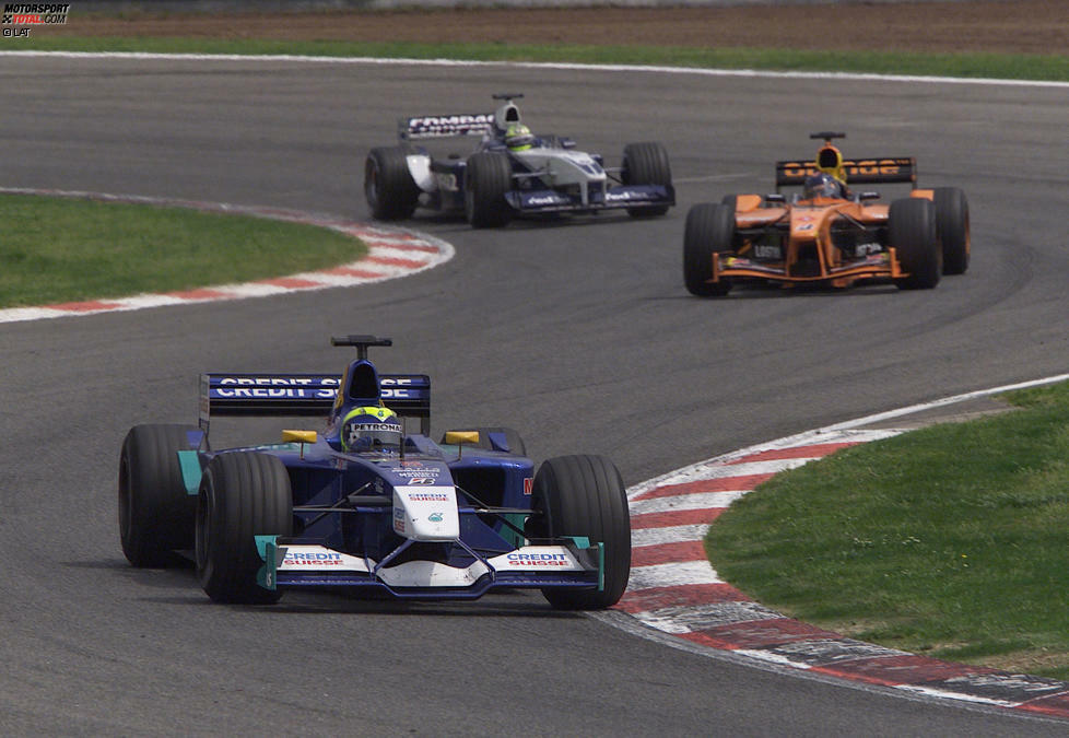 2002 feiert Massa sein Debüt bei Sauber. Er überzeugt das Team mit seinen Testfahrten und holt in seiner ersten Saison vier Punkte, was den 13. Platz in der Gesamtwertung bedeutet. 2003 verliert er sein Cockpit sogleich wieder an Heinz-Harald Frentzen. Er bleibt der Formel 1 jedoch als Testfahrer für Ferrari erhalten.