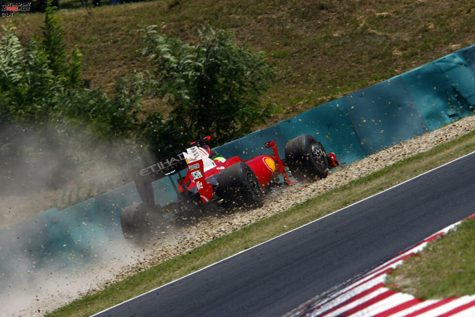 2009 ist das Schicksalsjahr des Ferrari-Piloten Massa. Bei einem Unfall während des Qualifyings in Ungarn zieht er sich eine Schädelverletzung zu, muss notoperiert werden und den Rest der Saison abhaken. Zwar kann er schnell wieder vollkommen genesen, an die Leistung vor diesem Ereignis vermag er aber nicht wieder anknüpfen. Durch diese Erfahrung kann Massa jedoch in Ansätzen nachvollziehen, was Schumacher und seine Familie durchmachen müssen.