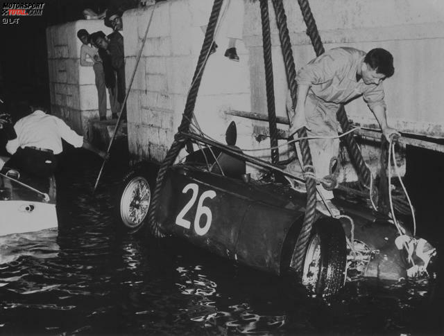 Im zweiten Grand Prix von Monaco 1955 scheint Alberto Ascari als sicherer Sieger, nachdem sowohl Juan Manuel Fangio als auch Stirling Moss ausscheiden. Doch dann fliegt Ascari in der Hafenschikane ab und stürzt ins Meer. Die Mannschaft einer Luxusjacht muss den Lancia-Fahrer mitsamt Auto bergen. Im zweiten Grand Prix von Monaco 1955 scheint Alberto Ascari als sicherer Sieger, nachdem sowohl Juan Manuel Fangio als auch Stirling Moss ausscheiden. Doch dann fliegt Ascari in der Hafenschikane ab und stürzt ins Meer. Die Mannschaft einer Luxusjacht muss den Lancia-Fahrer mitsamt Auto bergen.