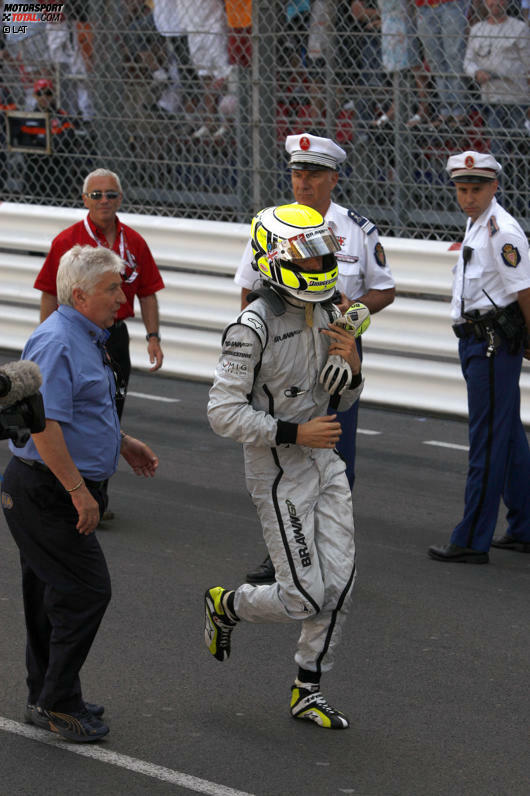 2009 gewinnt der damals souverän führende WM-Spitzenreiter Jenson Button in Monaco. Vor lauter Freude fährt er wie üblich ins Parc Ferme und vergisst dabei, dass in Monaco die Autos der ersten Drei auf der Start- und Zielgeraden abgestellt werden. Kurzerhand legt der spätere Weltmeister einen Sprint zur Siegerehrung ein.