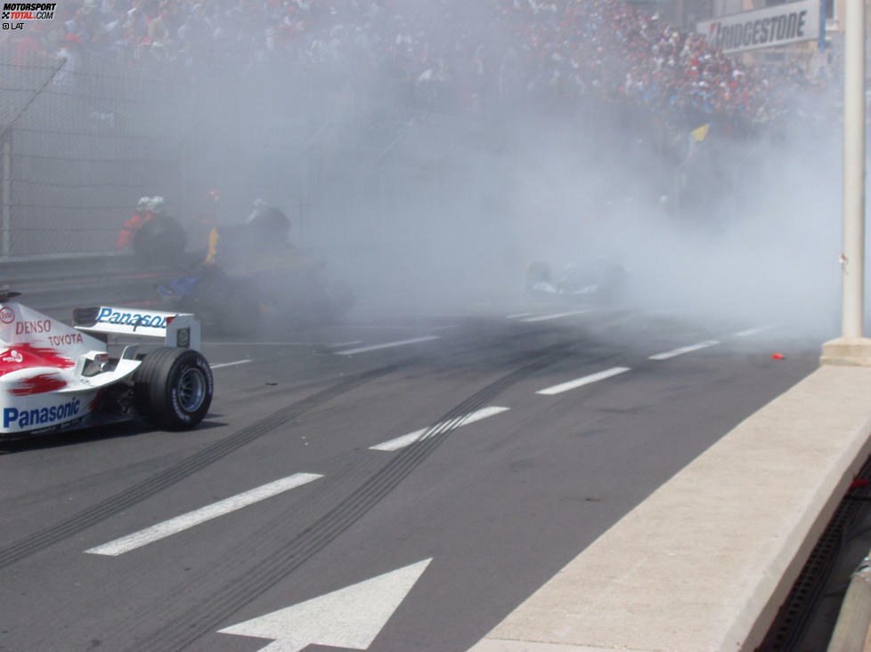 Bereits in der dritten Runde des Grand Prix 2004 hat Takuma Sato einen Motorschaden. Durch den Rauch verliert Giancarlo Fisichella die Kontrolle über sein Auto und crasht in der Hafenschikane schwer.