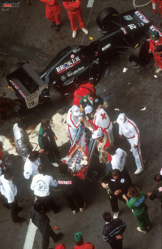 Nach dem tragischen Tod von Senna und Roland Ratzenberger in Imola kommt es gleich im nächsten Rennen der Saison 1994 in Monaco erneut zu einem schweren Unfall. Karl Wendlinger verunglückt in der Hafenschikane schwer, überlebt aber.