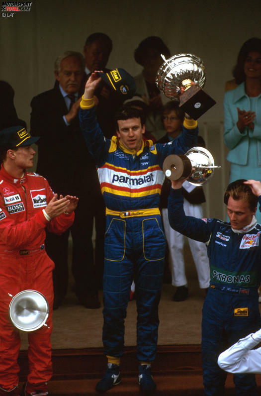 Entsprechend groß ist die Freude des Franzosen auf dem Siegertreppchen. David Coulthard wird Zweiter, Johnny Herbert Letzter - und damit Dritter.