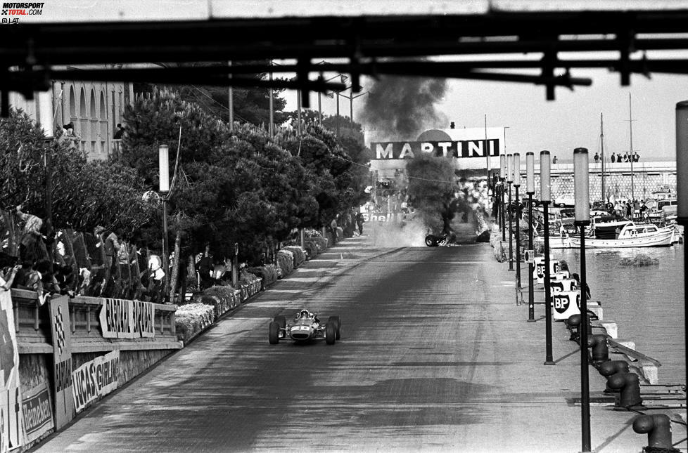 Das Rennen 1967 in Monaco: Denis Hulme führt vor Lorenzo Bandini. Der rammt die Streckenbegrenzung aus Strohballen, die sich durch das auslaufende Benzin entzünden. Bandini kann nach drei Minuten geborgen werden, stirbt aber kurze Zeit später an seinen schweren Verbrennungen.
