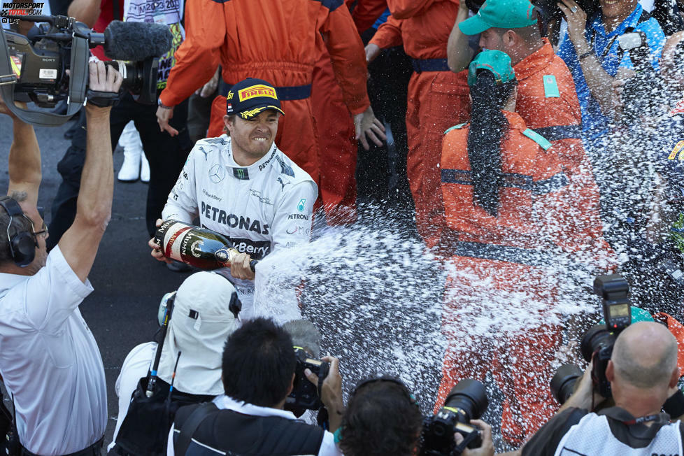 2013 kommt es in Monaco zum Eklat. Mercedes gewinnt im Fürstentum, hat zwischen den Rennen in Barcelona und Monte Carlo aber unerlaubterweise mit dem aktuellen Auto Reifentests durchgeführt. Die Silberpfeile kommen mit einer gnädigen Strafe davon, müssen lediglich auf den Young-Driver-Test im Juli verzichten - und Nico Rosberg gewinnt das Rennen.