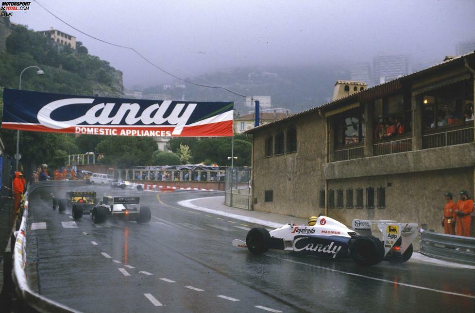 1984 macht Ayrton Senna in seiner Debütsaison erstmals auf sich aufmerksam. Im klar unterlegenen Toleman legt er im Regen eine atemberaubende Performance hin, holt schließlich sogar den Führenden Alain Prost ein. Als Senna nah genug an seinem späteren Intimfeind dran ist, wird das Rennen abgebrochen, Senna wird Zweiter.