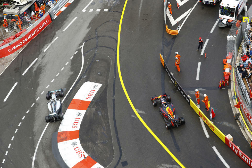 2016 hat Red-Bull-Pilot Daniel Ricciardo den Sieg im Fürstentum eigentlich schon im Sack. Doch beim Boxenstopp liegen seine Reifen nicht bereit, weshalb er beim Service mehrere Sekunden verliert und knapp hinter Lewis Hamilton wieder auf die Strecke kommt und am Ende Zweiter wird. Das Team will ihn trösten, doch seine Reaktion am Funk ist eindeutig: 