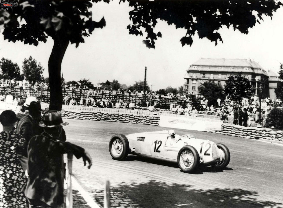 Erstmals wird ein Grand Prix von Ungarn bereits 1936 ausgetragen. Am 21. Juni verfolgen rund 100.000 Zuschauer das Rennen auf einer engen, verwinkelten Strecke im Nepliget-Park in Budapest. Alle Mercedes-Fahrzeuge fallen aus und Alfa-Romeo-Pilot Nuvolari gewinnt souverän vor den Fahrern der Auto Union. Der Lauf zählte damals allerdings noch nicht zur ausgetragenen Europameisterschaft. Erst 50 Jahre später wurde es ein offizieller Lauf der Formel-1-Weltmeisterschaft.