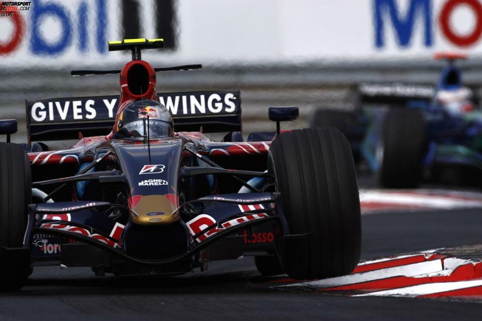 Im selben Rennen feiert ein Fahrer Premiere in einem Nachwuchs-Team. Sebastian Vettel geht das erste Mal für Toro Rosso an den Start und wird am Hungaroring immerhin beachtlicher Sechzehnter.