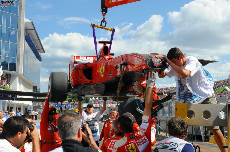 Im zweiten Abschnitt des Qualifyings in Ungarn wird Felipe Massa im Ferrari nach Ablauf der Zeit von einer etwa 800 Gramm schweren Metallfeder getroffen. Das Teil hatte sich von dem vor ihm fahrenden Brawn von Rubens Barrichello gelöst. Mit rund 240 km/h trifft die Feder Massa am Helm. Der Brasilianer verliert kurz das Bewusstsein und fährt frontal in die Reifenstapel. Der Ferrari-Fahrer erleidet eine schwere Gehirnerschütterung. Außerdem muss ihm ein Knochensplitter aus der linken Augenhöhle entfernt werden. Massa qualifizierte sich zwar für den dritten Qualifyingabschnitt. Da er daran aber nicht mehr teilnehmen kann, entscheidet die Rennleitung, die nachfolgenden Fahrer jeweils um einen Platz aufrücken zu lassen.