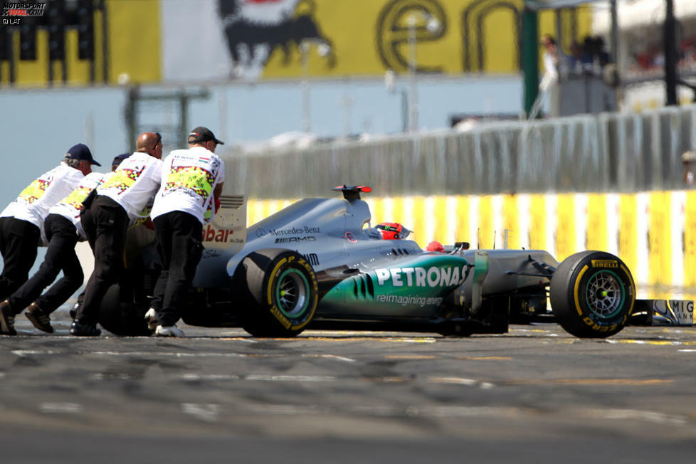 2012 verursacht ausgerechnet der erfahrendste Fahrer im Feld ein kleines Chaos. Rekordweltmeister Michael Schumacher stellt sich nach der Einführungsrunde auf den 19. statt auf den 17. Startplatz. Weil er denkt, dass dadurch eine fünfminütige Pause entsteht, macht Schumacher den Motor aus. Doch diese Pausen-Regel gibt es seit 2006 nicht mehr. Schumacher wird in die Boxengasse geschoben und nimmt sein Rennen von dort auf.