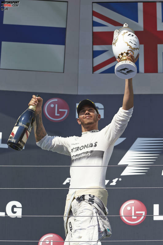 2013 kann erneut Lewis Hamilton von der obersten Stufe des Treppchens in Ungarn winken. Der Brite gewinnt sein erstes Rennen für Mercedes.