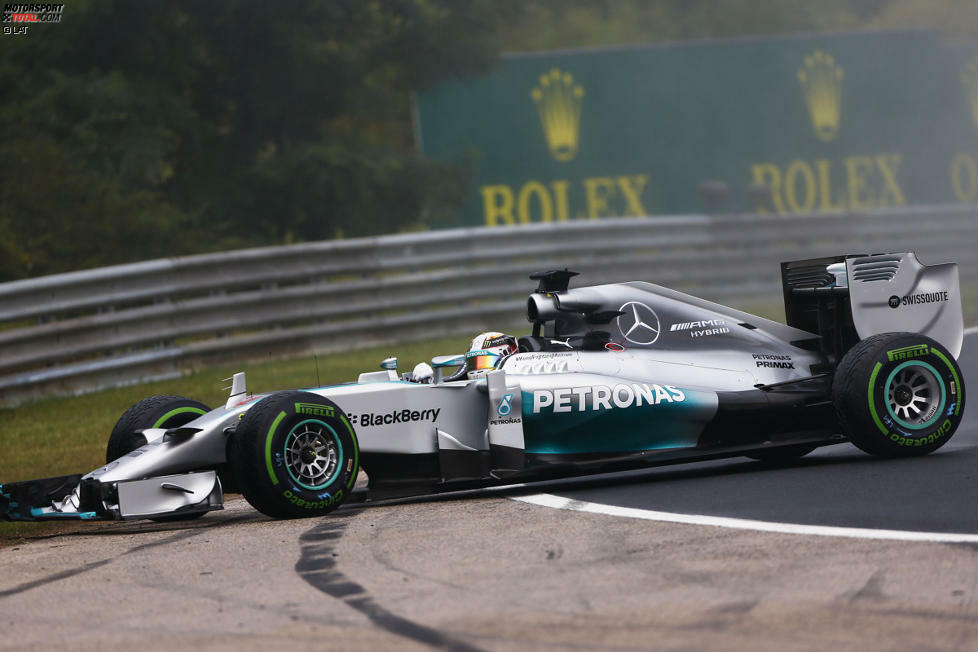 Im Folgejahr ist Mercedes zwar dominant, erlebt allerdings ein verkorkstes Rennen. Nach einem Brand im Qualifying muss Hamilton von hinten starten und dreht sich in der ersten Runde. Dennoch kommt er als Dritter noch auf das Podest, weil ihn der chaostische Rennverlauf nach vorne spült. Den Rennsieg feiert Daniel Riccardo (Red Bull) vor Fernando Alonso (Ferrari).