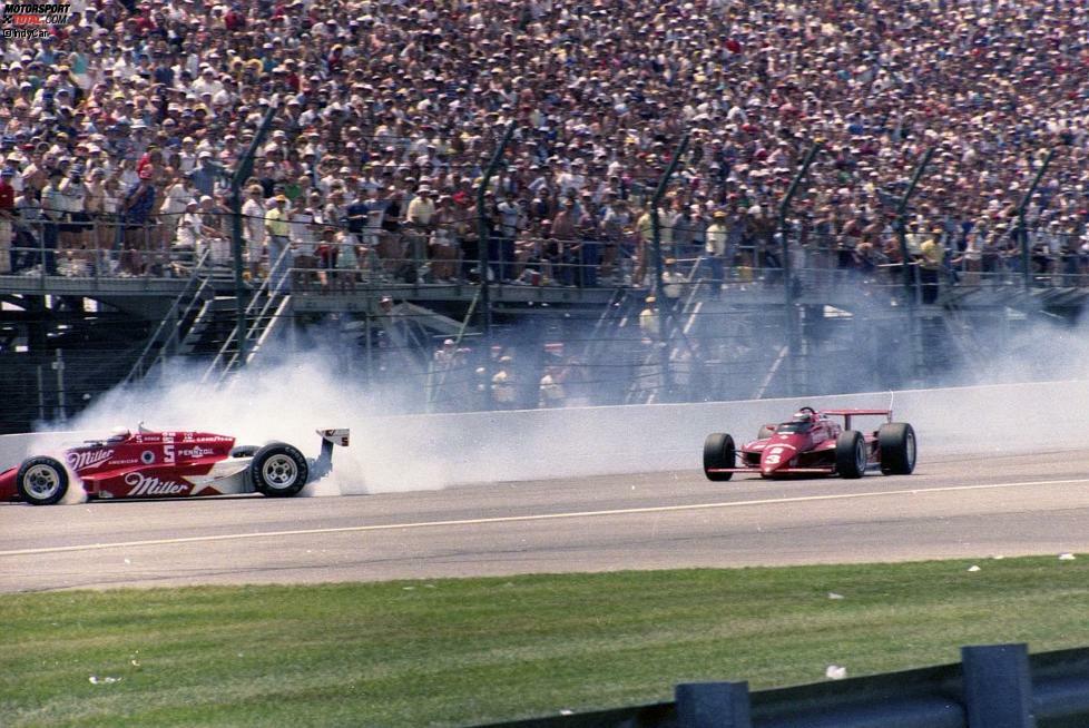1985 und ein Beispiel für die vielen knappen Indy-500-Niederlagen des Andretti-Clans: Danny Sullivan dreht seinen Penske-Boliden, Andretti übernimmt die Führung, aber kurz vor dem Ende setzt Sullivan noch einen Konter und siegt. Andretti wird Zweiter.