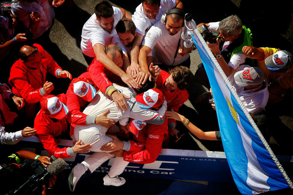 Das wissen auch seine Familie und seine Freunde, die er noch im Parc Fermé umarmt. Jose-Maria Lopez ist in diesem Bild kaum mehr zu erkennen, so sehr wird er von den Umstehenden geherzt und gefeiert.