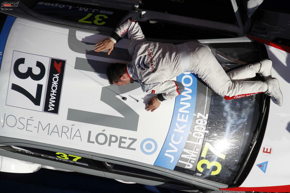 Zu verdanken hat Jose-Maria Lopez sein Abschneiden auch seinem Citroen C-Elysee. Und so dankt es der Argentinier seinem Fahrzeug nach der Zieldurchfahrt. Das muss Liebe sein!