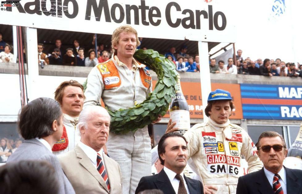 Sieger des Rennens ist Renaults Nummer-eins-Fahrer Jean-Pierre Jabouille, hier das Foto vom Podest mit Villeneuve, der sich über Platz zwei kaum freuen kann (rechts) und Arnoux, der im weiteren Saisonverlauf noch zweimal (Silverstone und Watkins Glen) aufs Podium fährt.