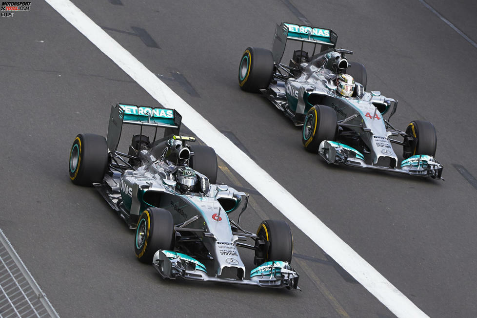 Schon in der zweiten Session am Freitag ist Hamilton aber wieder obenauf und fährt Bestzeit vor seinem Teamkollegen Nico Rosberg. Von nun an dominieren die Silberpfeile das restliche Rennwochenende fast nach Belieben: Mit Ausnahme des ersten Qualifying-Abschnitts steht am Ende jeder Session ein Mercedes-Pilot ganz oben im Klassement.