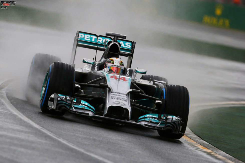 Die Pole-Position schnappt sich im verregneten Qualifying fast schon erwartungsgemäß Lewis Hamilton. Für Mercedes ist es ein Jubiläum: Zum 100. Mal in der Geschichte der Formel 1 sichert sich ein Auto mit Mercedes-Power den ersten Startplatz.
