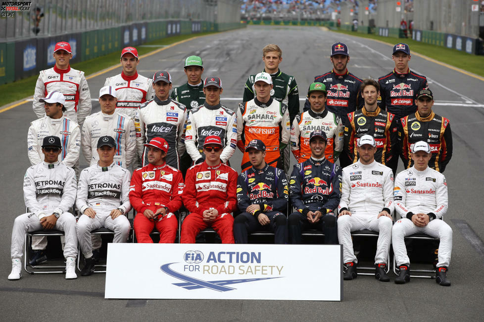 Vor dem Start steht das zu Beginn jeder Saison obligatorische Gruppenfoto der Fahrer auf dem Programm. Mit Daniil Kwjat (Toro Rosso), Marcus Ericsson (Caterham) und Kevin Magnussen (McLaren) stehen gleich drei Piloten vor ihrem ersten Formel-1-Rennen. Vor allem der junge Däne Magnussen wird an diesem Sonntag noch von sich reden machen.