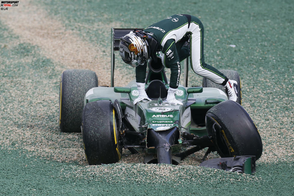 Den ersten Crash der neuen Saison verursacht Rückkehrer Kamui Kobayashi. Der Japaner, der mit seinem Caterham im Qualifying sensationell den Einzug in Q2 geschafft hatte, verbremst sich und kracht in den vor ihm fahrenden Wagen. Leidtragender seines Fehlers...