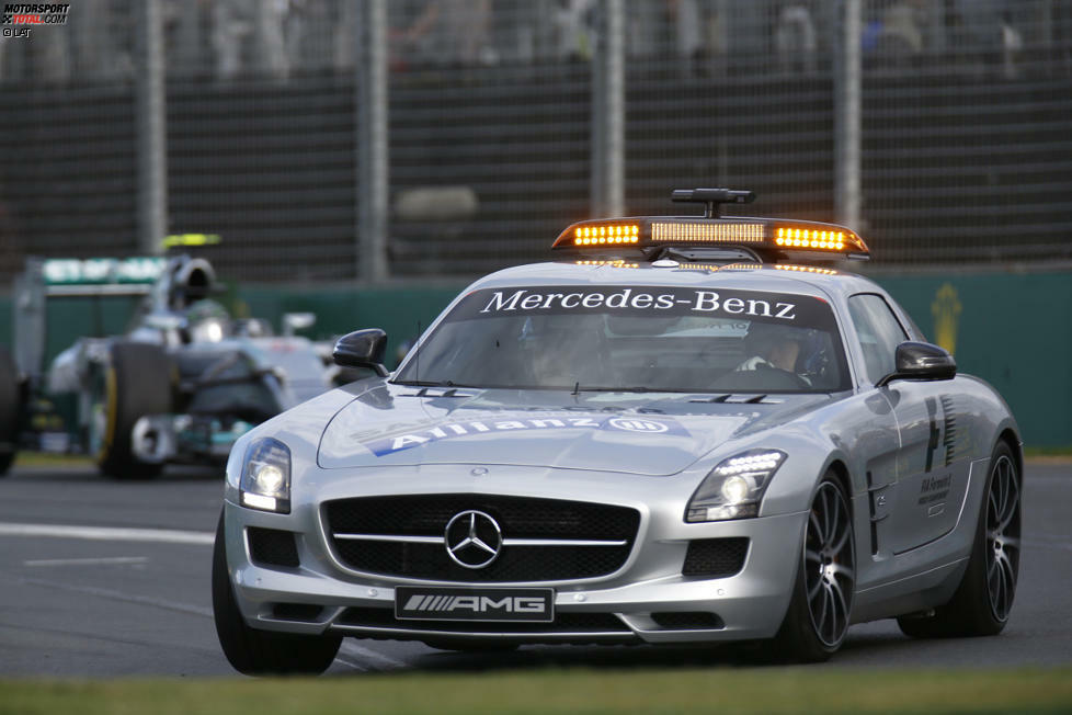 ... auch Safety-Car-Pilot Bernd Mayländer bekommt am Sonntag seinen ersten Einsatz in dieser Saison. Valtteri Bottas verliert nach einer Berührung mit der Mauer seinen rechten Hinterreifen, der dann mitten auf der Strecke liegen bleibt. Rosbergs Vorsprung ist erst einmal dahin.