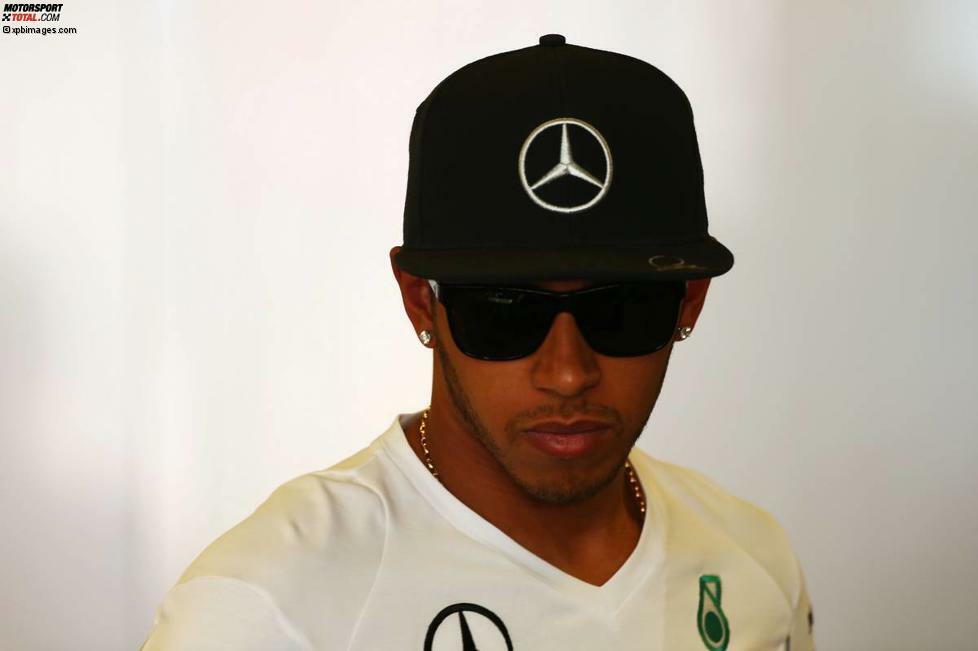 Der andere Mercedes-Pilot ist da gar nicht mehr dabei. Lewis Hamilton steuert seinen Mercedes nach nur drei Runden zurück an die Box, um seinen Antrieb nicht zu beschädigen. Für Mercedes geht damit eine schwarze Serie weiter: Seit 2011 sah bei einem Auftaktrennen immer höchstens ein Silberpfeil die Zielflagge.
