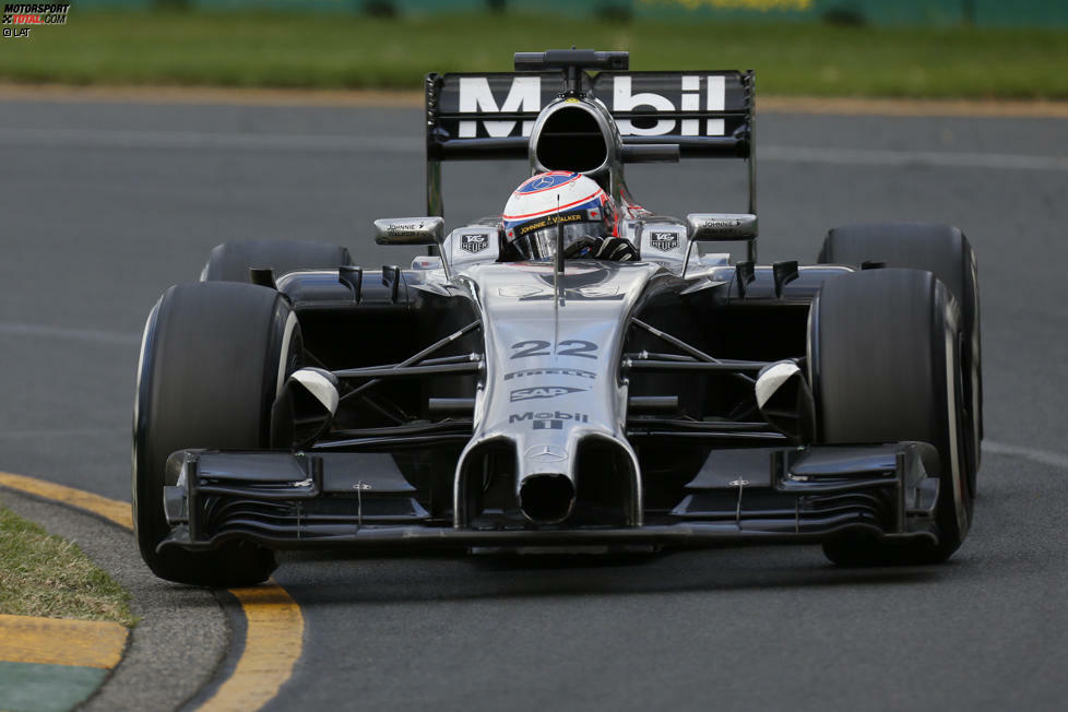 Kuriosität bei McLaren: Beim Boxenstopp reißt ein Mechaniker mit dem Wagenheber die Nase von Jenson Buttons 