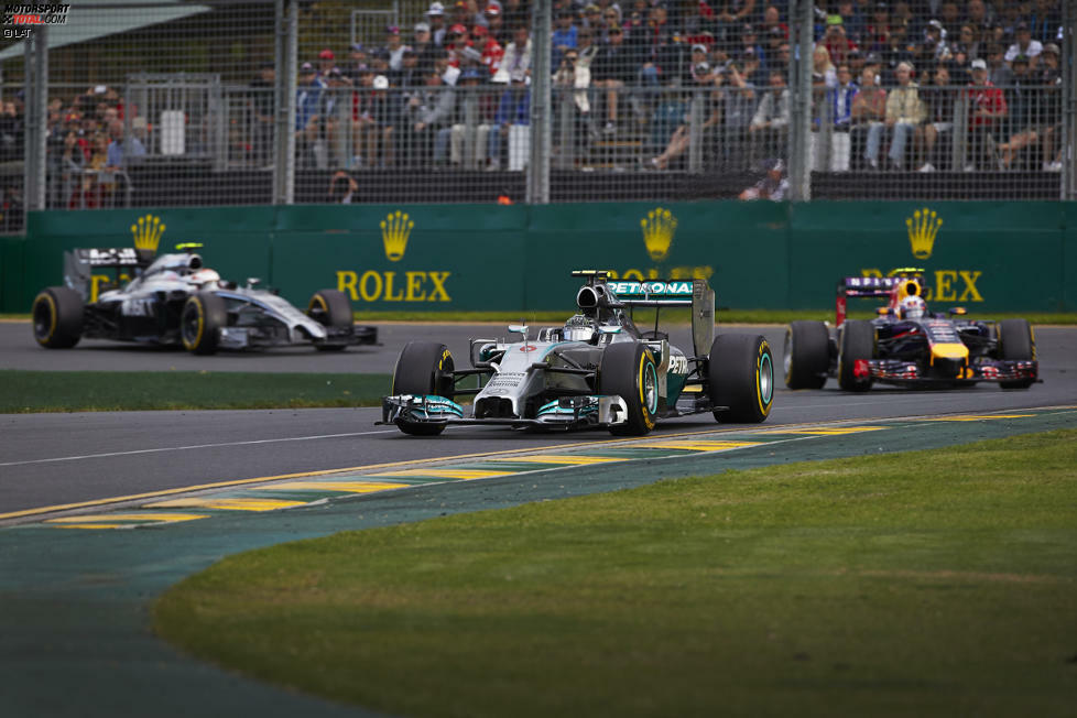 An der Spitze ist Nico Rosberg auch nach der Safety-Car-Phase weiter der dominierende Mann. Der Deutsche zieht der Konkurrenz ein weiteres Mal davon und hat am Ende fast eine halbe Minute Vorsprung auf die Verfolger. Daniel Ricciardo und Kevin Magnussen bleibt nur der Kampf um Position zwei. Den kann der Australier auf der Strecke zunächst für sich entscheiden.