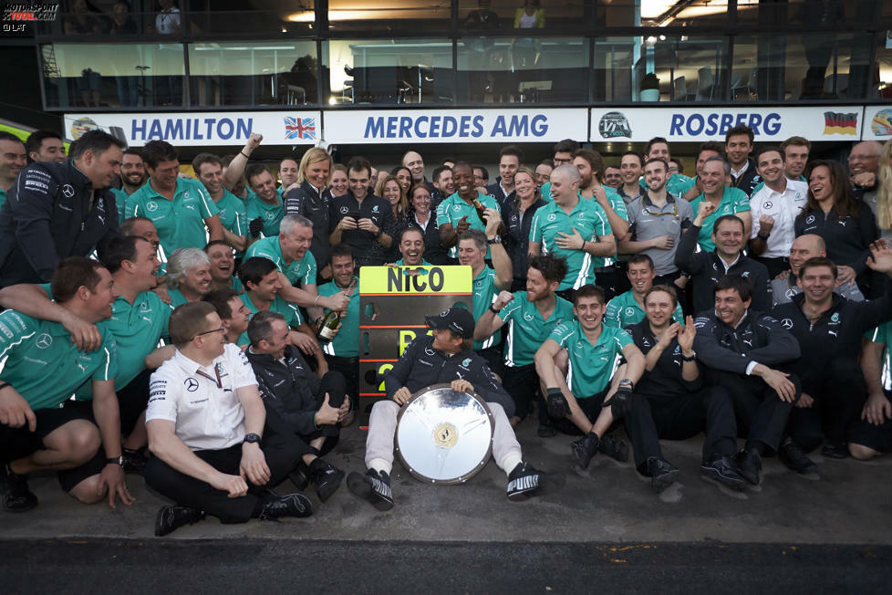 Während bei Red Bull nun Frustbewältigung angesagt ist, darf bei Mercedes gleich doppelt gefeiert werden, denn der Erfolg von Nico Rosberg ist ein ganz besonderer für die Silberpfeile: Nachdem Lewis Hamilton am Samstag bereits die 100. Pole herausgefahren hatte, sorgt sein Teamkollege nun auch für den 100. Sieg eines Mercedes-Motors in der Formel 1.