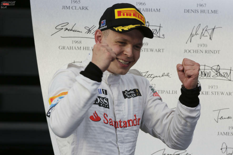 ... landet sensationell auf Rang zwei: Kevin Magnussen ist damit der beste Rookie in der Formel 1 seit Jacques Villeneuve, der 1996 im Albert Park ebenfalls auf Rang zwei raste. Magnussen ist dadurch schon jetzt erfolgreicher als sein Vater Jan, der in insgesamt 25 Grands Prix nur einen einzigen Zähler geholt hat. Auf dem Podium erhält der Däne allerdings nur die Trophäe für den drittschnellsten Fahrer, denn...