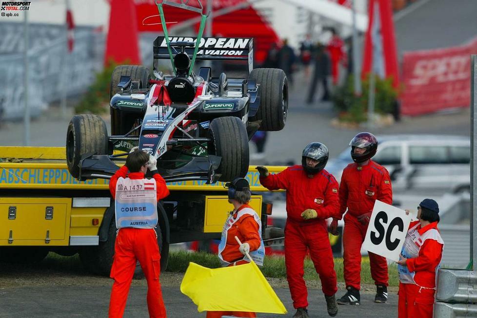 Doch die Renn-Action soll nur kurz andauern, denn schon bald muss das Safety-Car auf die Strecke fahren, nachdem Jos Verstappen seinen Minardi abgestellt hat.