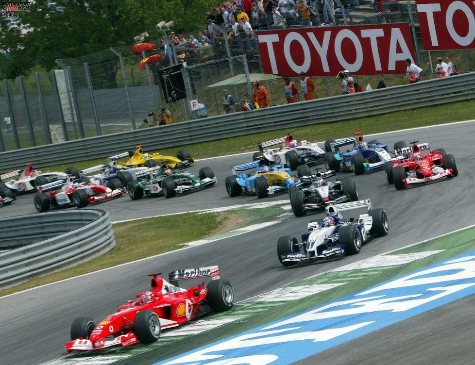 Schumacher führt nach dem Neustart vor Williams-Pilot Juan Pablo Montoya, muss sich aber gegen Angriffe des Kolumbianers zur Wehr setzen. Dritter ist Kimi Räikkönen.