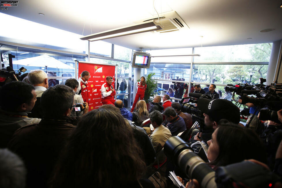Großen Journalisten-Andrang gab es bei der ersten Pressekonferenz des neuen Ferrari-Teamchefs Marco Mattiacci, der seinen Einstand mit dem ersten Podiumsplatz der Saison krönte.

