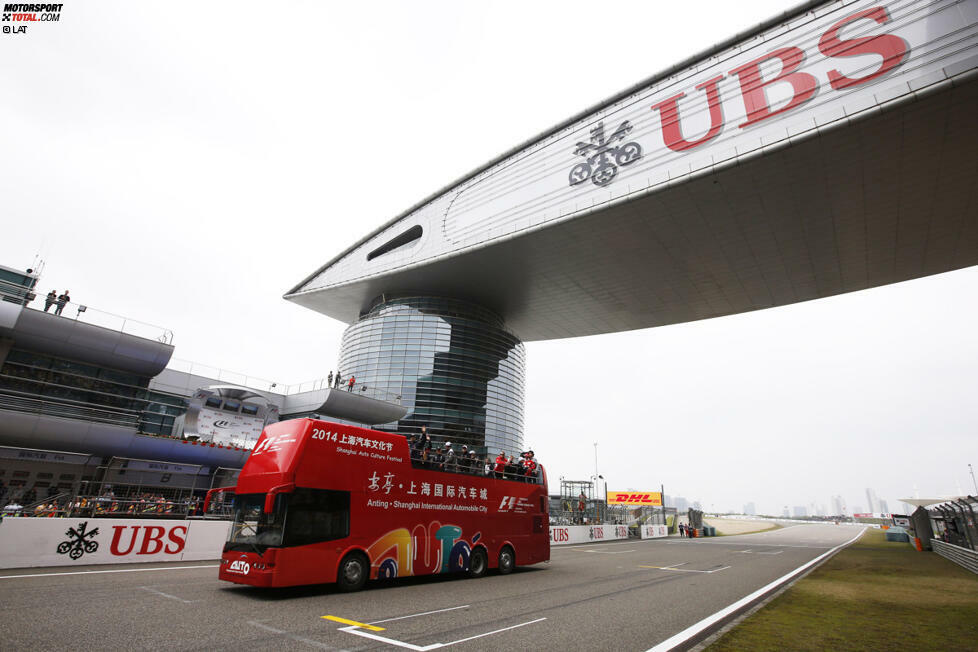 Chinas Prunk erlebten die Piloten vom Bus, der sie bei der Fahrerparade am Sonntagmorgen um den Kurs kutschiert. Die gigantische Brücke über die Strecke ist nicht die einzige imposante Erscheinung auf der Anlage, die in einem Industriegebiet vor den Toren der 23-Millionen-Metropole gebaut wurde. Auch der Smog vermag zu beeindrucken, verschonte die Formel 1 aber am Wochenende.
