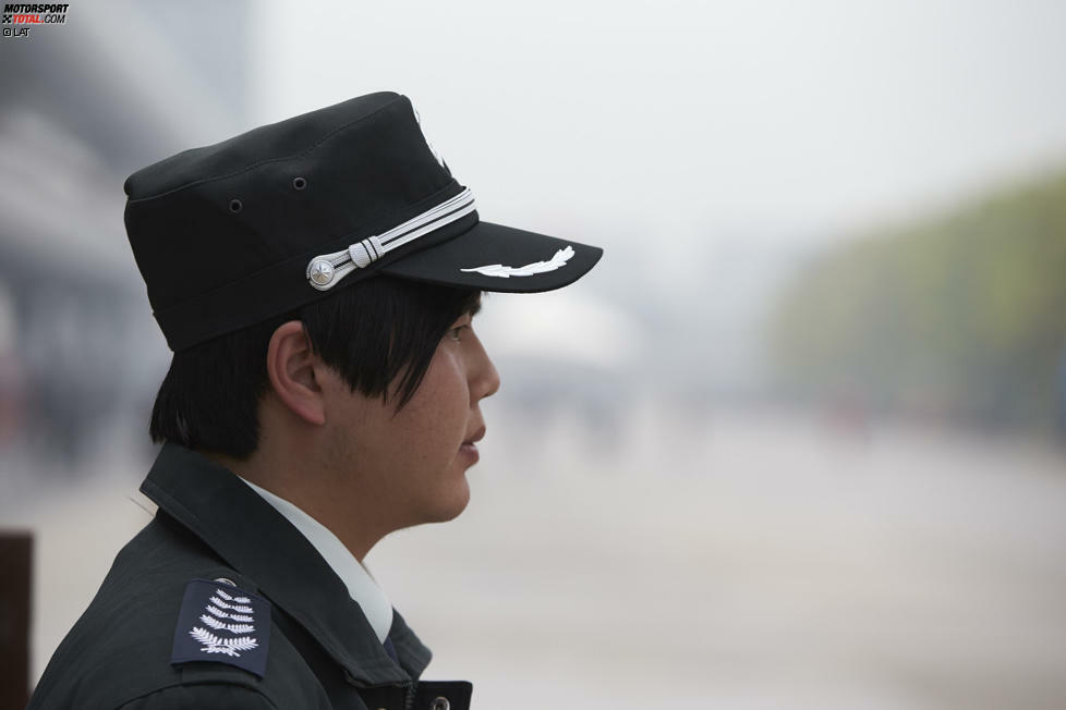 Kein China-Grand-Prix ohne ein wachsames Auge der Obrigkeit. Rund um den International Circuit ist das Aufgebot der Polizei immer groß, zu tun haben die Beamten jedoch nur selten etwas...
