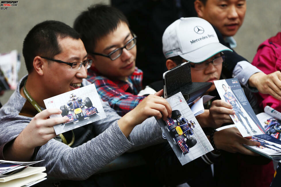 Sport schlägt kulturelle Brücken: Der Mercedes-Fan ganz rechts hatte Sebastian Vettel (im Gegensatz zu Niki Lauda) wohl keinen Kuchen mitgebracht, ein Autogramm holte er sich trotzdem ab.
