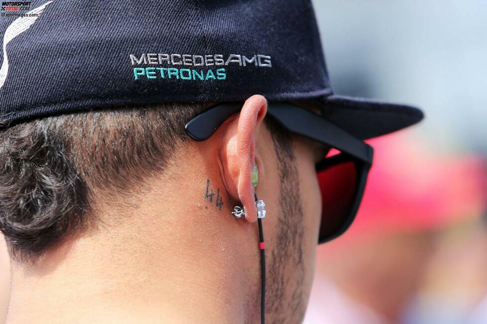 Ob Lewis Hamilton Augen für die Schönheiten hatte, ist nicht überliefert. Wer beim Mercedes-Star aber ganz genau auf den funkelnden Diamant-Schmuck am Ohrläppchen schaute, der erkannte dahinter ein kleines Tattoo: Seit Saisonbeginn geht der Hamilton mit der Startnummer 44 ins Rennen und will sich von ihr offenbar so schnell nicht trennen.
