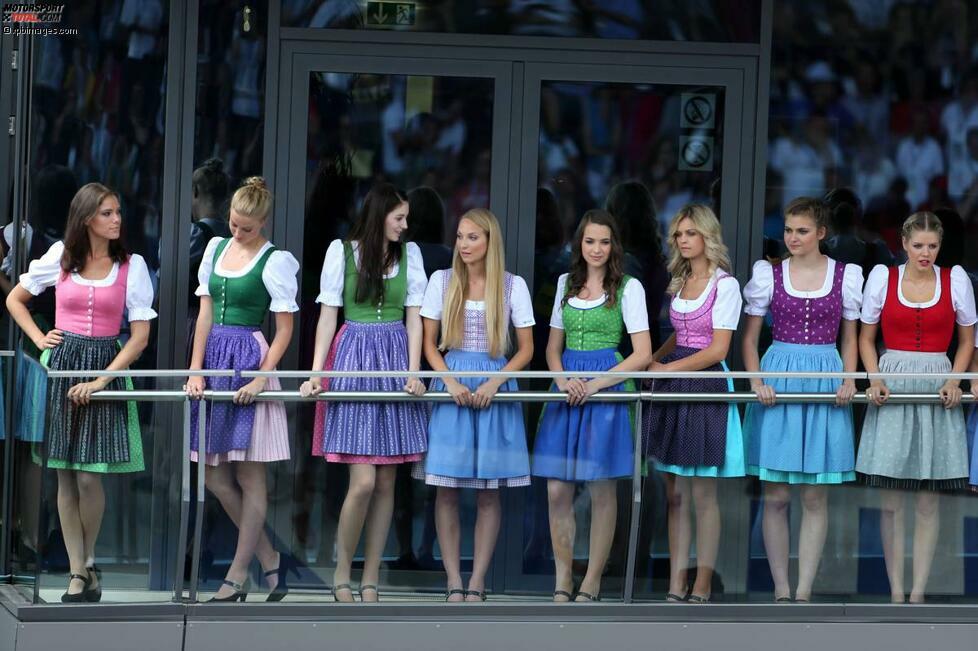 Ihre Rückkehr in den Formel-1-Zirkus feierten die Formula Unas - standesgemäß im Dirndl. Die ausnehmend attraktiven Damen waren nicht nur die den Fotografen ein begehrtes Motiv.
