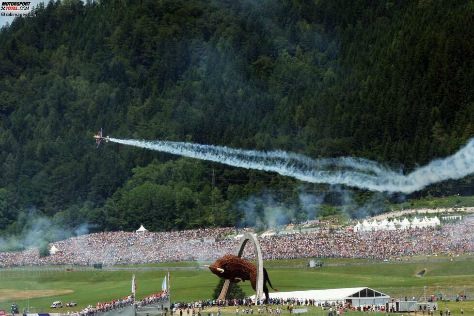 Die Show des Kunstfliegers Arch war übrigens nur die Zierde eines groß angelegten Flugprogramms. Um Promis vor großem Trubel zu schützen, wurden rund 70 private Maschinen auf dem Militärflugfeld Hinterstoisser in Zeltweg gelandet und gestartet.