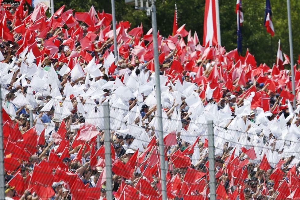 Wenn es schon kein Fußball-Nationalteam bei der WM zu bejubeln gab, dann spendeten die Österreicher ihren Applaus eben den Formel-1-Stars. Am Rennsonntag kamen rund 95.000 Fans an die Strecke und verwandelten die Tribünen in ein rot-weiß-rotes Meer.
